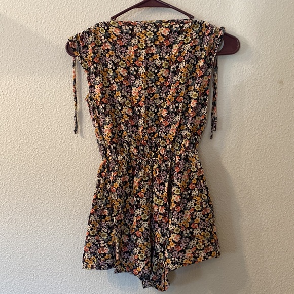 No brand and no size deep vneck shorts romper fits like a small - Picture 5 of 5
